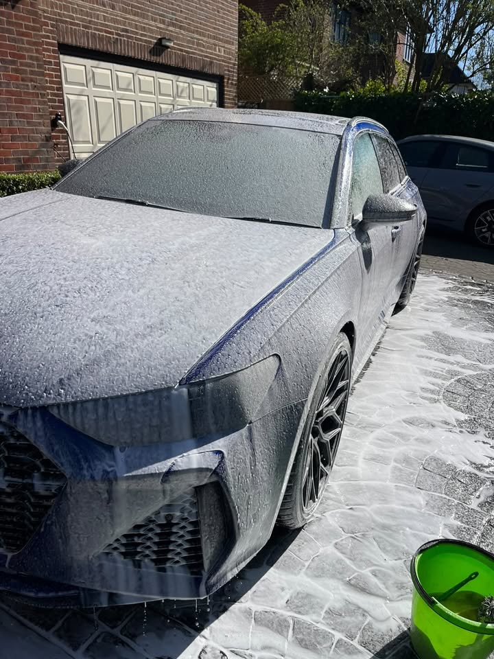Audi RS6 Avant soaked in snow foam before rinsing
